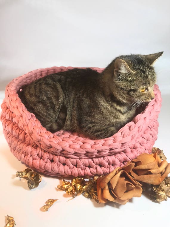 Knitted cat bed