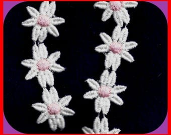 Vintage 1970's Cotton DAISY Embroidered Trim Pink White