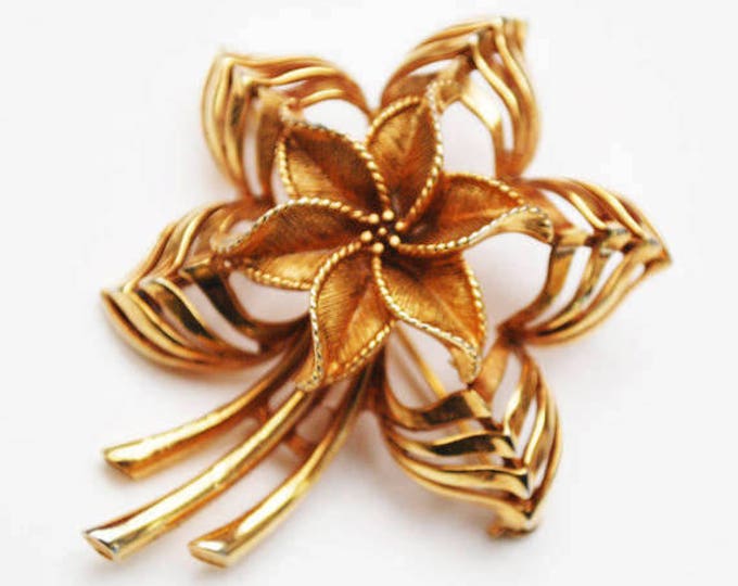 Gold Flower Brooch - Signed Lisner - Mid - Century - Floral pin