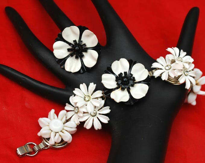 Flower bracelet and Adjustable ring Set - Black White - Enamel flower - White milk glass - Lucite - Rhinestone