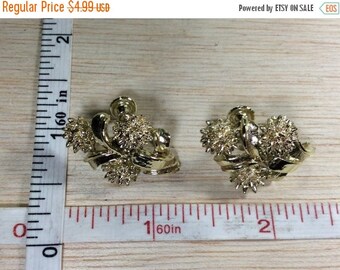 20 percent off 3 day sale Vintage Coro Gold Tone Screw back Earrings Used