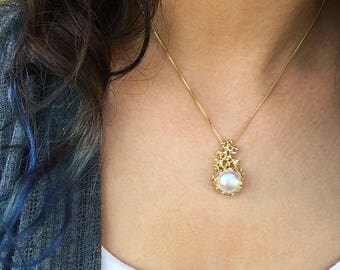 SALE 20% Off - CORAL Gold Pearl Pendant Necklace, Gold Pearl Necklace Wedding, Bridal Jewelry Pearl, Bridal Pearl Necklace