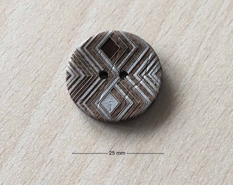 Pretty Brown "tribe" silver plated size: 25 mm