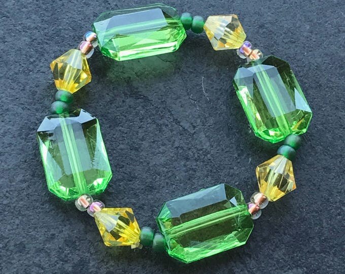 Green simple bracelet, green plastic bracelet, stretch bracelet, green stretch bracelet, plastic bracelet, stretch crystal bracelet, handcra