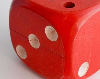Dé-porte-crayons rouge en bois massif-érable teint et verni.
