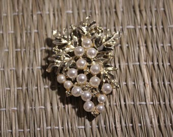 Vintage gold tone pearl grapes brooch