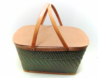 Green woven Hawkeye picnic basket 6 plates cups forks spoons Vintage wear very nice. plates and cups marked hawkeye