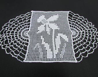 Vintage White Daffodil filet crochet doily/ Oval Lacy Hand Crochet and Tatted Doily/ Delicate, web border, floral center. 15" X 8 1/2"