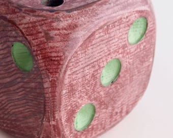 Dé-porte-crayons rouge en bois massif-frêne teint et verni.
