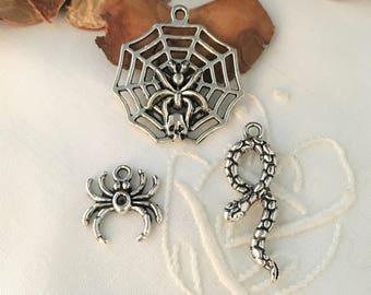lot mixte de 3 pendentifs breloques araignées et serpent, couleur argent vieilli
