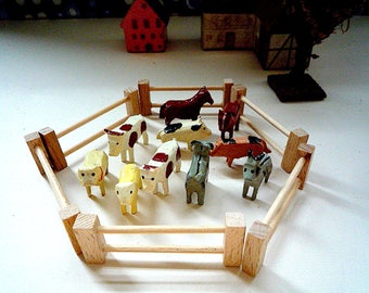 Ref096 ERZGEBIRGE FOLK ART 10 animals, cows, goats, pigs, horses, sheep, 6 fences, original excellent condition, Germany 1930/50s
