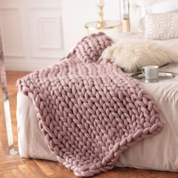 Wool Hugs Dusty Pink Chunky Knit Blanket. Chunky knit throw.