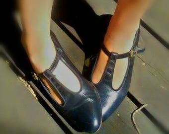 Tic Tac Toes T-strap genuine leather vintage shoes, Navy blue, Mary Jane's, dance shoes, women's size 8 1/2