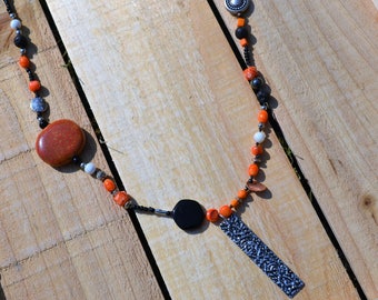 Chain & beaded necklace with silver colored accents to show your alternative team spirit