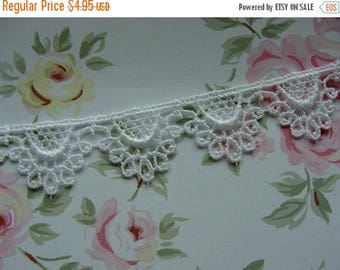 ONSALE 2 yards of Stunning Bright White Vintage Venice Lace Trim Mint Condition