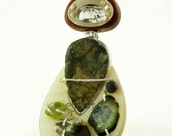 Pendentif avec pierres semi-précieuses et éléments naturels