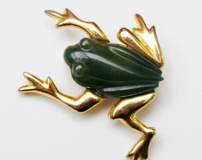 Frog Brooch - Green Lucite Resin - gold plated - Figurine vintage pin