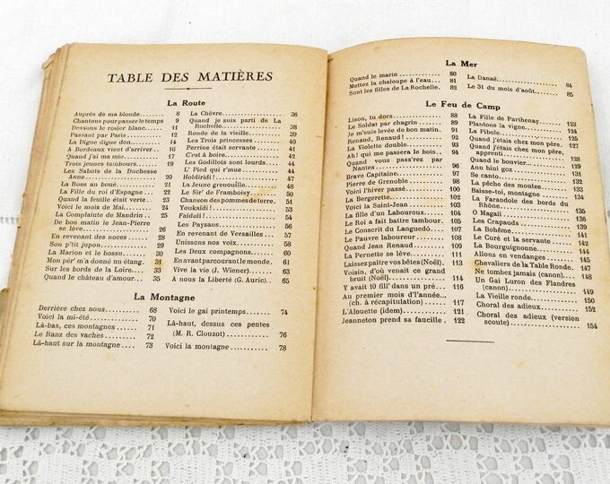 Vintage French Song Book " La Cle des Chants" 100 Songs lyrics Verse and Music Scores from 1940s, Sheet Music from France, Brocante Singing
