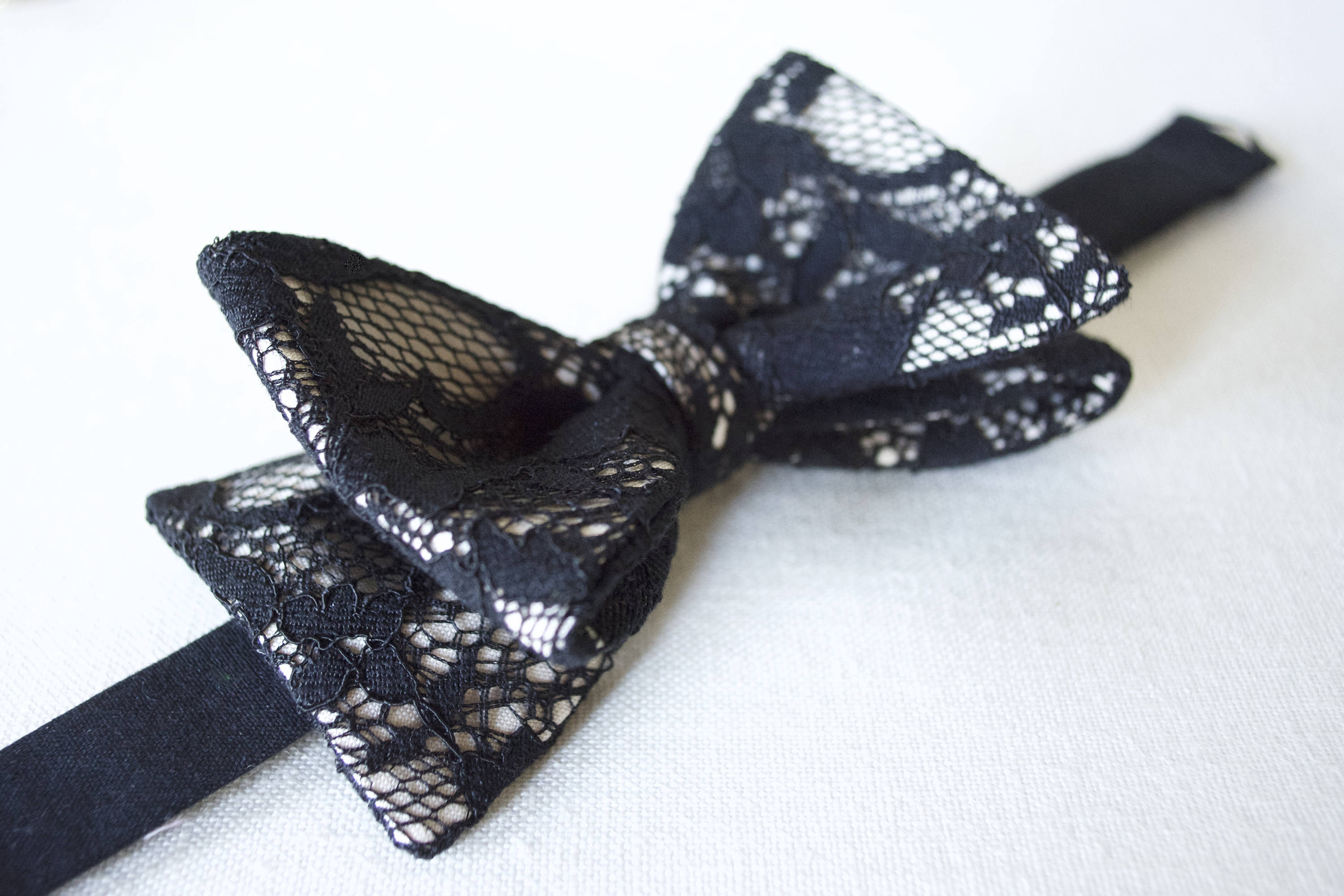 Black and tan lace bow tie for menformal bow tiewedding bow