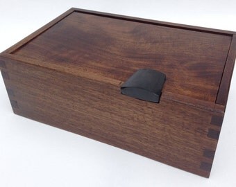 Rutherford – keepsake box with a universal tray customise in wood size and interior. Handmade, fine wood box, contemporary in style.