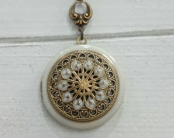 Vintage style Locket Necklace/mandala/Anniversary/Bridesmaid gift/ Wedding/Birthday/Sister/Mom/Daughter/Photo Picture/friend.