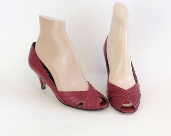 SALE /// 80s Red Leather Peep Toe Pumps / 1980s Vaneli Vintage High Heels / Size 6.5