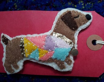 Dachshund felt brooch, felt dog brooch, ladies dog brooch, sausage dog pin badge, handmade dachshund felt brooch