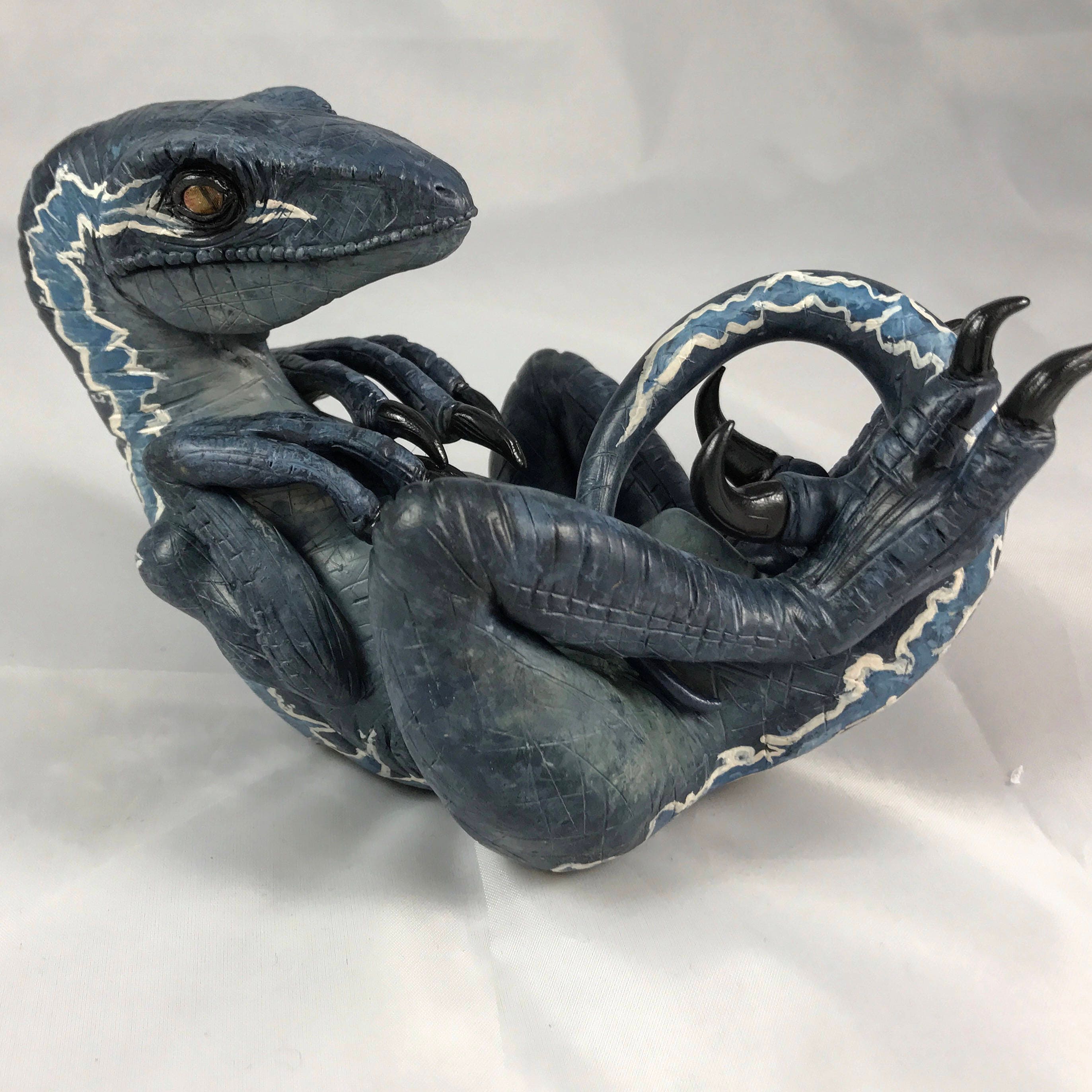 chronicle collectibles raptor hatchling