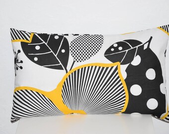 Cushion cover - 50 x 30 cm - Double sided - fabric flowers and leaves / triangle - mustard, black and white