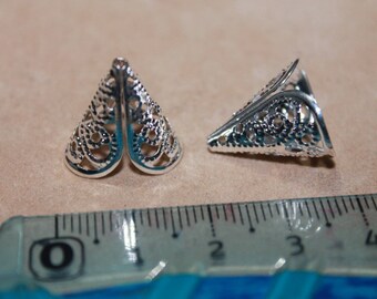 Charm filigree cone x 2