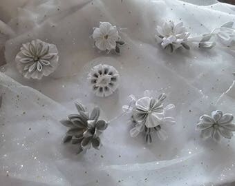 Guirlande lumineuse led et fleurs façon kanzashi satin argent et blanc