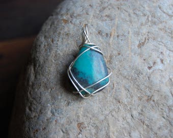 Pendant d a turquoise triangular and set in fine sterling silver d wire