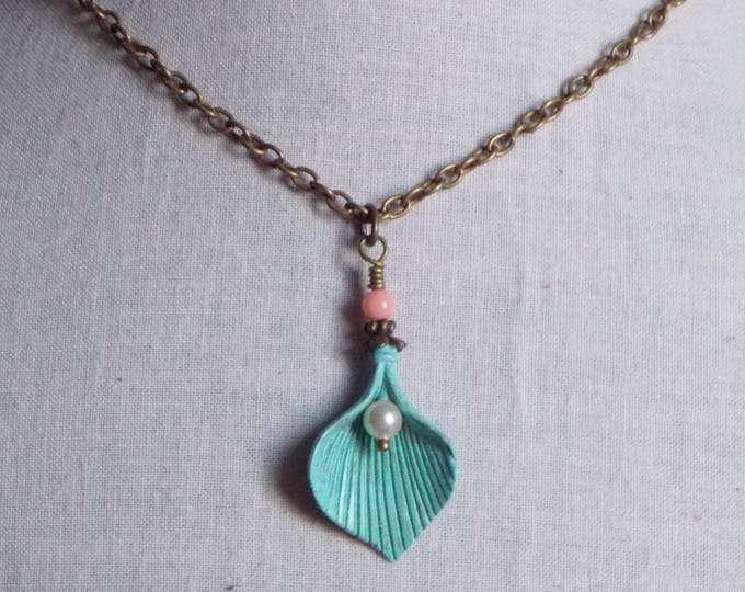 Romantic Mint Coral Calla Lily Flower Necklace Gemstone Pearl Dainty Boho Layering Necklace Bohemian Minimalist Jewelry Charm Necklace