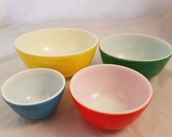 Pyrex Vintage Nesting Bowl Set of 4 Primary Colors Mixing