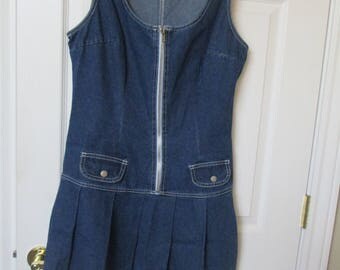 denim dress Women's 90's size 11 blue denim dress with pleated skirt fits med/large