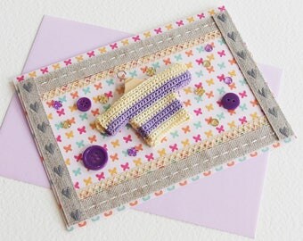 Carte Félicitations Naissance Bébé ou Anniversaire Baptême Premier Age Garçon - Petit Pull, Dentelle, Lin - Création d'artiste, pièce unique