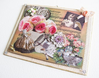 Petit Tableau Décoration Romantique - Badinage - Dentelle, collage, strass, perles, sur partition de musique ancienne