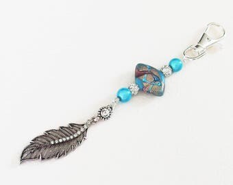 Porte-Clé Bijou de Sac Chic et Elégant - Turquoise - Perle Shamballa, Perle Magique, Strass, Plume Métal - Bijou créateur, pièce unique