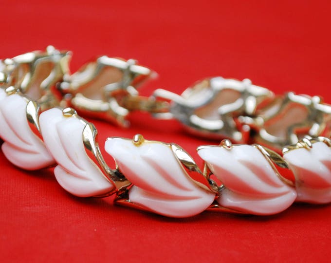 Kramer Leaf Link Bracelet - White Thermoset- Vintage plastic -Light gold tone metal - Mid century bangle