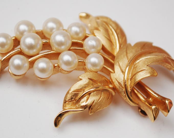 Crown Trifari flower Brooch - White Pearl gold metal -Floral Leaf pin