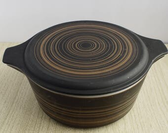Pyrex Terra, 475, covered Cinderella Casserole, black and tan 2.5 qt