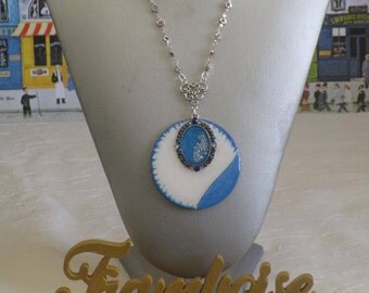 Collier plastron pendentif en bois laqué et métal argenté "Bleu et Blnc"