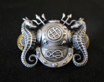 1950s US Navy Diver Submarine Insigna Pin Badge Tridents Sea Horses Divers Helmet Militaria