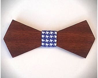 WINDSOR. Nœud papillon en bois d’acajou, revêtu d’un tissu pied de poule bleu. Pour Homme. Cadeau pour papa.