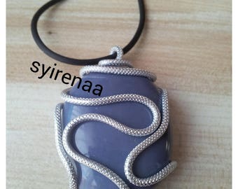 Featuring a pebble grey ribbed aluminum wire pendant