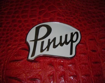 Inscription Pinup buckle