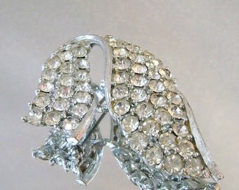 SALE Vintage Rhinestone Swoop Brooch. Lisner. Rhodium Plated Silver Swoop Rhinestone Pin. Wedding Brooch.