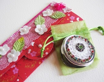 Idée Cadeau : l'Enveloppe Pochette pour chèque-cadeau et le Miroir de Sac dans son pochon organza - Créations d'artiste en pièce unique