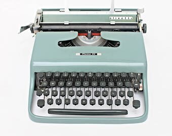 Olivetti Pluma 22 / Lettera 22 - Vintage Typewriter - New ribbon Black & red