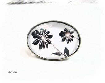 Adjustable ring black and white oval BA126